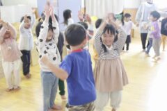 令和7年10月9日（木）えいごあそびの様子（きりん・ひつじさん）